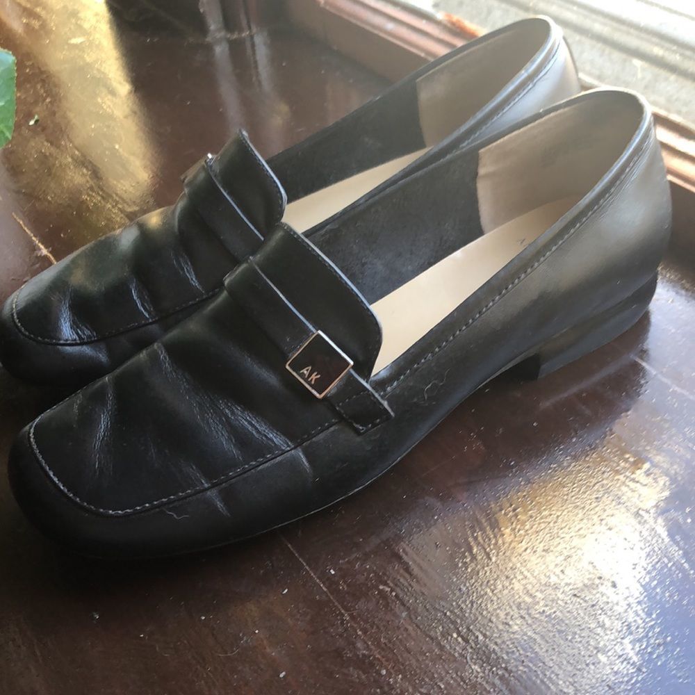 Ann Klein leather loafers in size 6M EUC black with AK logo in gold on strap - Picture 4 of 16